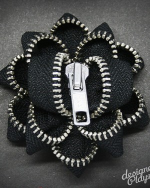 Ribbon Zipper Brooch in Black with Silver teeth